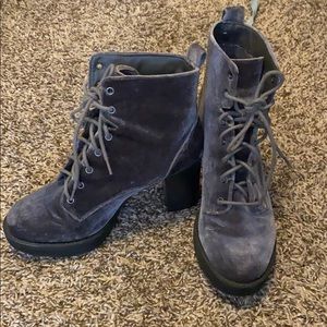 Velvet booties in grey, gentle used.